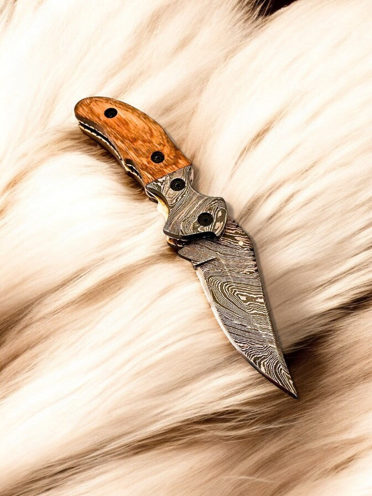 Damascus Steel pocket knife with leather case and liner lock mechanism