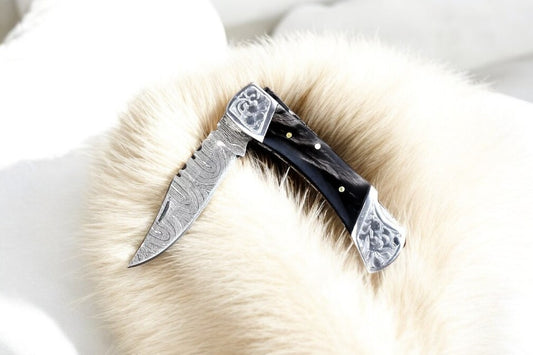 Back lock mechanism of the pocket knife ensuring secure use