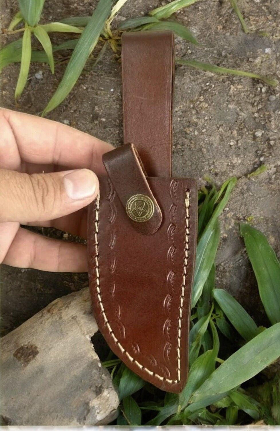 Leather sheath included with the Damascus steel hunting knife.