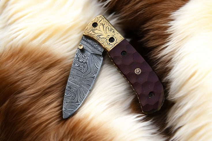  Close-up of liner lock mechanism on Damascus Steel pocket knife