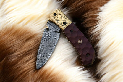  Close-up of liner lock mechanism on Damascus Steel pocket knife