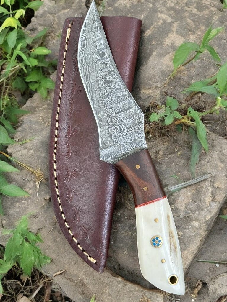 Damascus knife hunting with 3.8-inch blade and rosewood and bone handle.
