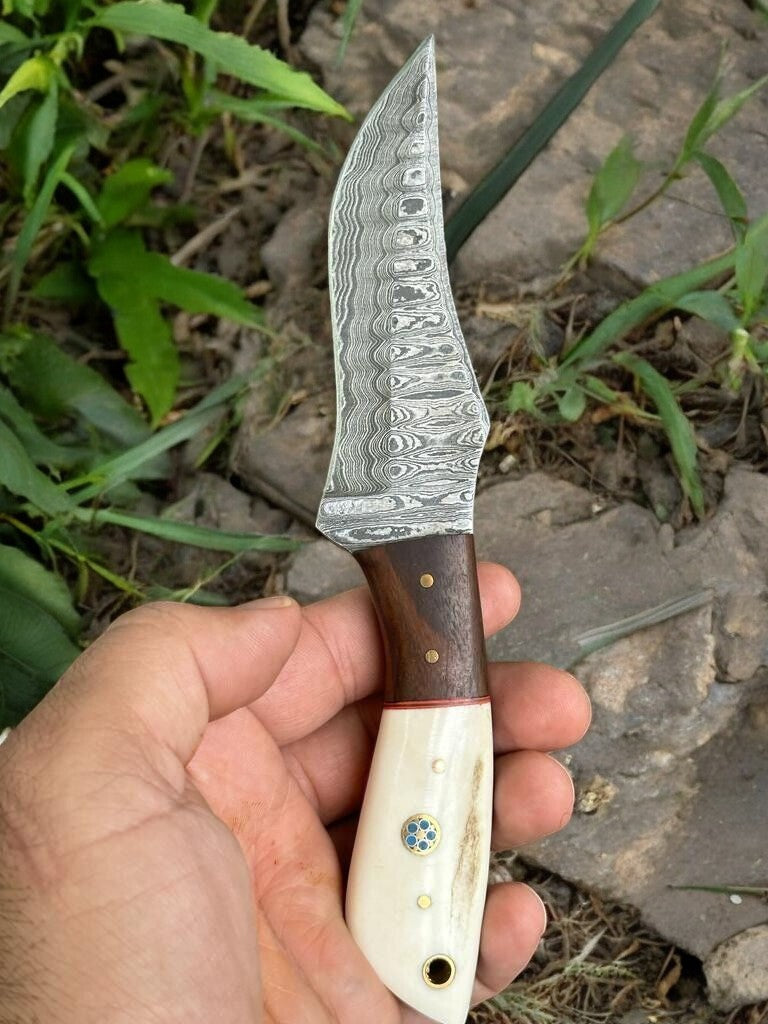 Full view of 7.75-inch Damascus knife hunting with elegant design.
